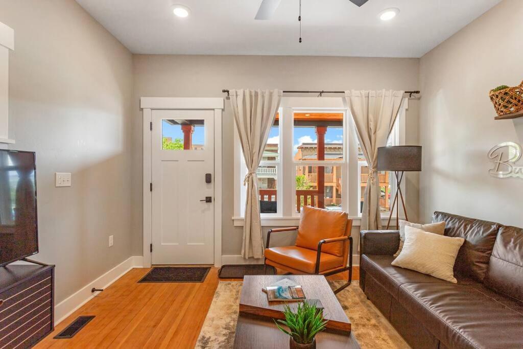 Modern Condo In The Heart Of Uptown Butte - Unit B エクステリア 写真